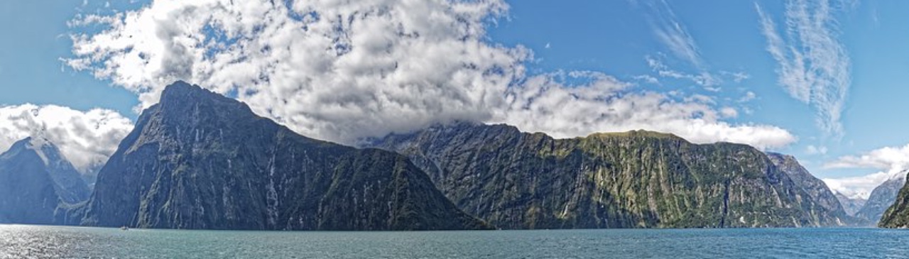 Meer und Berge im Hintergrund